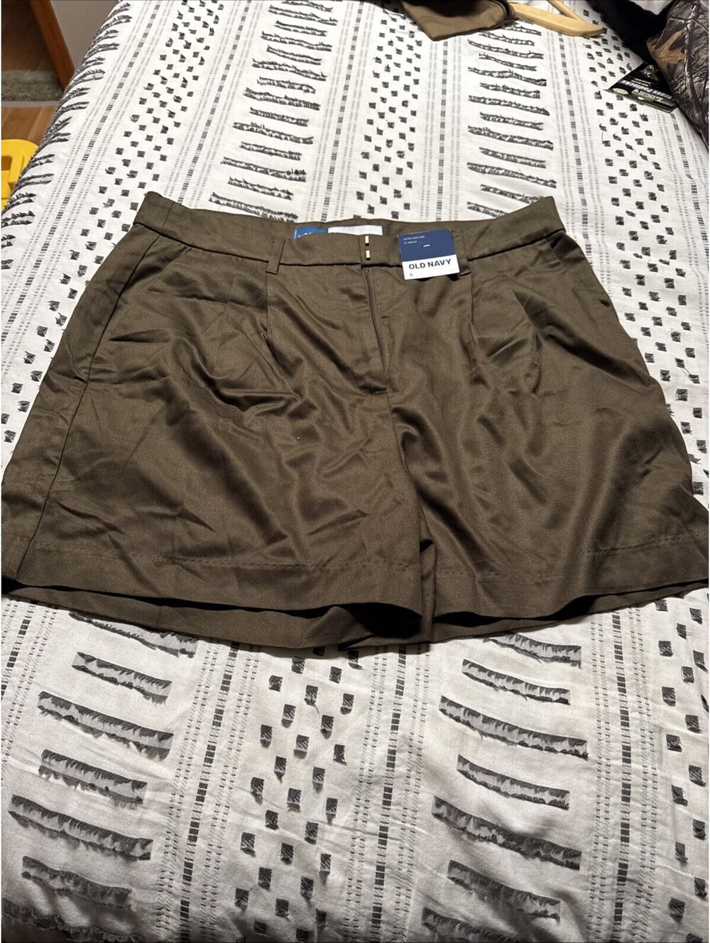 Old Navy Women's Sz L Olive Green Pleated Extra High Rise 5" Inseam Shorts